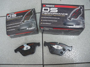 Jeu de plaquettes AR DS Performance - 103.83 € HT - Coeff de friction de 0.46 - Recommandé pour une conduite plus sportive - (photo non contractuelle). 
Modèle :(E81/E87) 116D, 116i, 118i de 129 à 143cv et 118D de 122 à 143cv