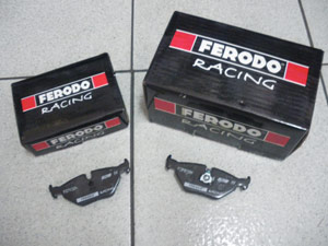 Jeu de plaquettes AV en DS3000/R - 217.31 € HT 
+50% de grip et d'endurance avec un coeff de friction de 0.6 - idéal pour le circuit loisir ! (photo non contractuelle) 